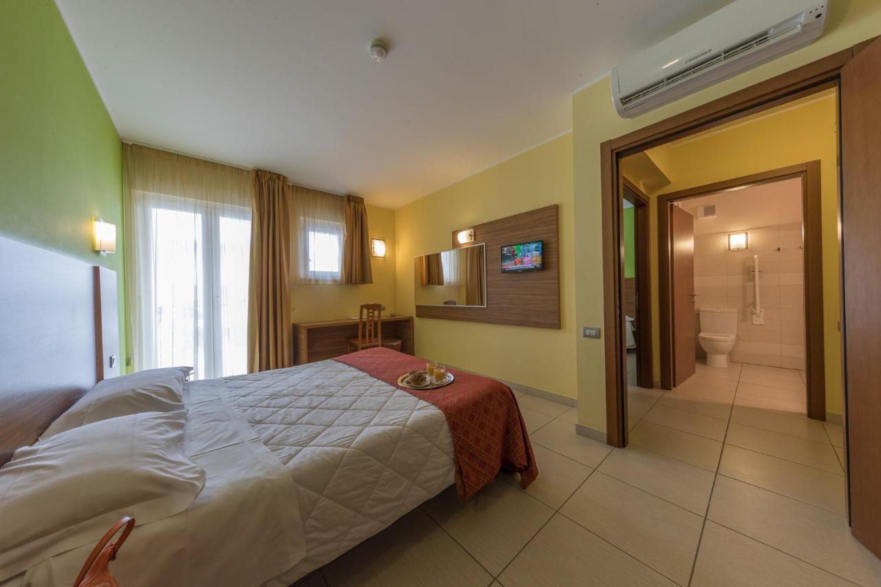 Hotel La Ninfea Montesilvano Marina Exteriör bild